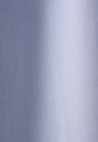 Tessuto di un blu chiaro, con una trama texturizzata e un piccolo motivo a griglia. Il materiale appare intrecciato e liscio, adatto per abbigliamento o tappezzeria.