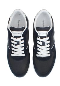 Sneakers blu navy con materiali in rete e camoscio, dotati di lacci bianchi e una striscia laterale a contrasto. Parte superiore testurizzata e colletto imbottito.