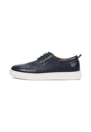 Heren sneaker van marineblauw leer met witte rubberen zool, veters aan de voorkant en een trekhaakje aan de hiel, gezien vanaf de buitenzijde.