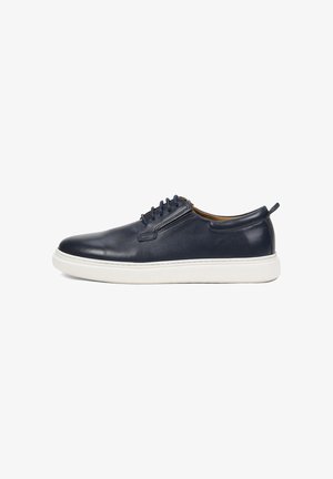 Marineblaue Ledersneaker für Herren mit weißer Gummisohle, Schnürvorderseite und Zuglasche an der Ferse, gezeigt von der Außenseite.