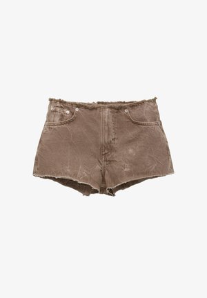 Brązowe szorty dżinsowe z postrzępionym dołem, pięcioma kieszeniami i metalowymi guzikami. Materiał wydaje się lekko zniszczony, o fakturowej powierzchni.