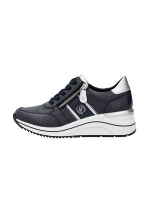 Sort sneaker med hvid sål, sidelås, snørebånd og sølv accenter på hælen og tungen, med et logo på sidestriben.