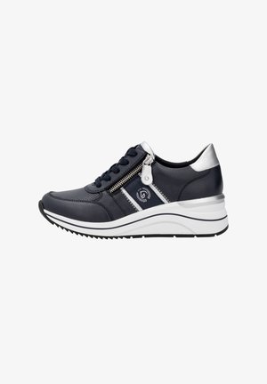 Czarny sneaker z białą podeszwą, bocznym zamkiem błyskawicznym, sznurówkami i srebrnymi akcentami na pięcie i języku, z logo na bocznym pasku.