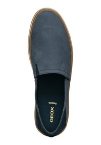 Scarpa slip-on blu scuro con tomaia in tela, suola in gomma marrone chiaro a contrasto e fodera in mesh traspirante. Visibile il logo dorato "GEOX".