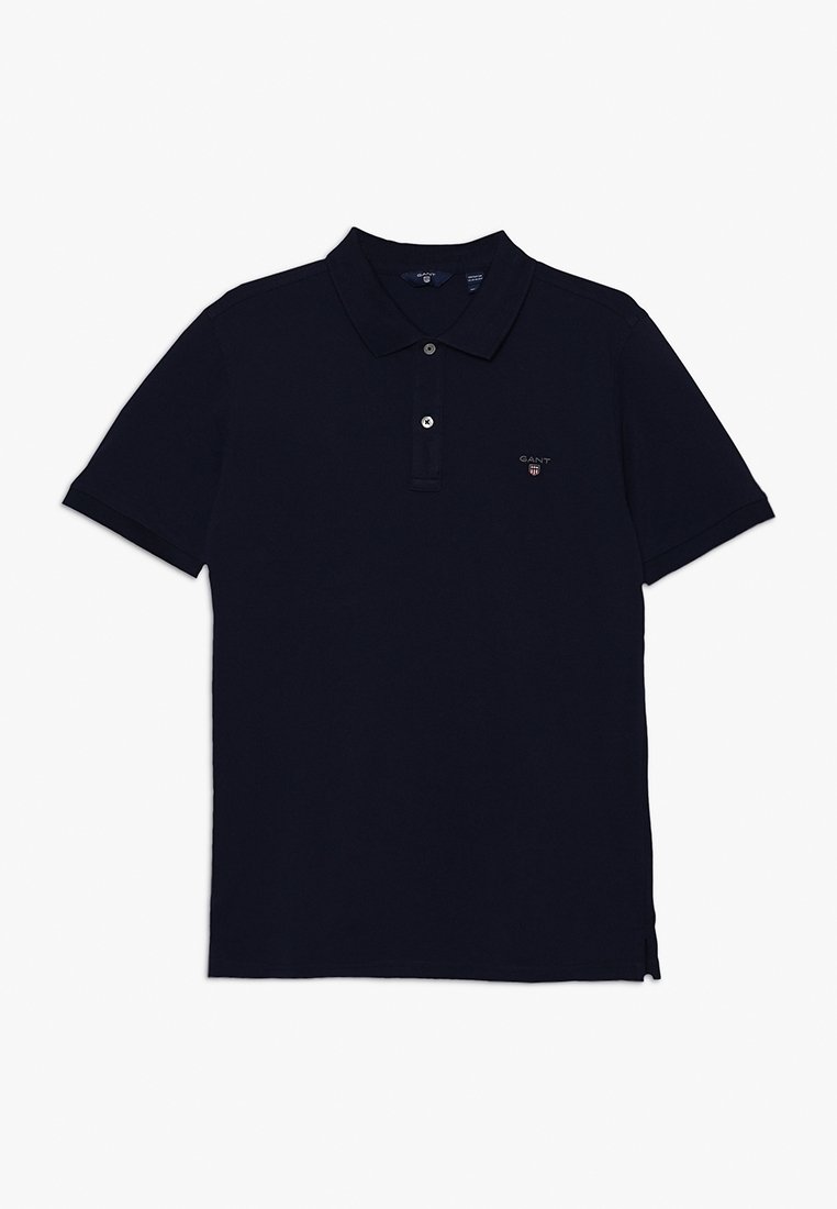 Polo bleu marine à manches courtes avec col et deux boutons, petit logo sur la poitrine gauche, design simple.