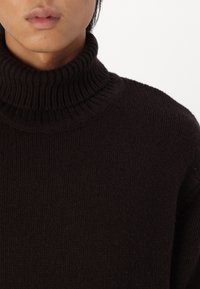 Selected Homme SLHCODY RELAXED ROLL NECK - Camisola - chocolate torte