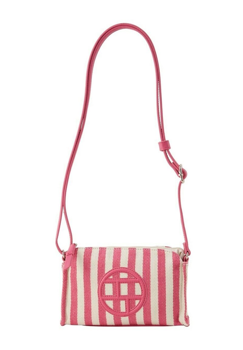Růžovo-krémová pruhovaná crossbody kabelka s kulatým logem, texturovaná tkanina a popruh na rameno. Zipové uzavření nahoře.