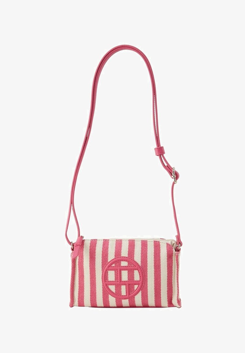 Růžovo-krémová pruhovaná crossbody kabelka s kulatým logem, texturovaná tkanina a popruh na rameno. Zipové uzavření nahoře.