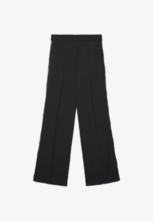 Pantalon noir à coupe évasée, avec des détails en dentelle sur les côtés et un tissu doux au toucher. Taille cintrée, sans poches visibles.