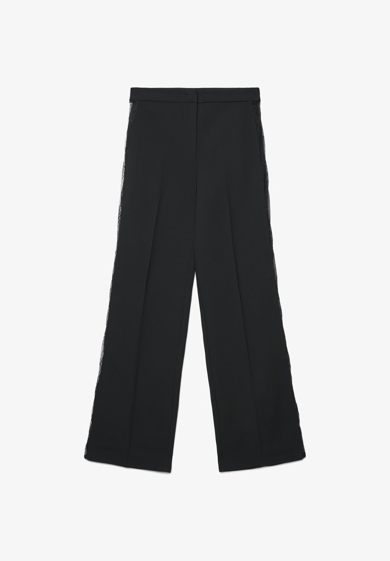 Pantalon noir à coupe évasée, avec des détails en dentelle sur les côtés et un tissu doux au toucher. Taille cintrée, sans poches visibles.