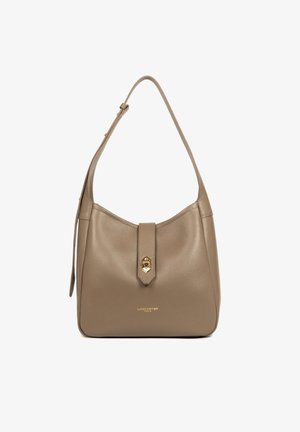 Borsa a spalla in pelle taupe con chiusura in metallo dorato e tracolla regolabile, caratterizzata da una finitura leggermente texture e un piccolo logo impresso.