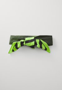 Zöld és fekete mintás fejpánt, sima anyagból készült; kontrasztos csíkokkal és pöttyökkel díszített, elöl megkötve.