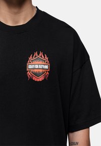 Good For Nothing - T-shirt z nadrukiem