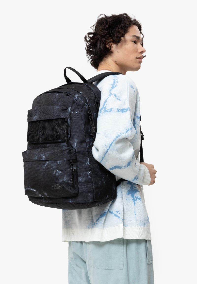 Eastpak DOUBLE OFFICE - Malý batoh  - casual camo black