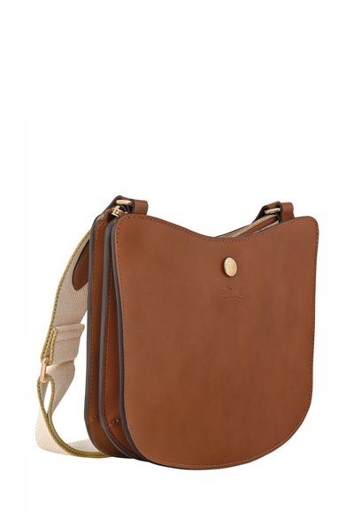 Braune Ledertasche zum Umhängen mit geschwungenem Deckel, goldfarbener Knopfverschluss und verstellbarem beigem Stoffgurt.