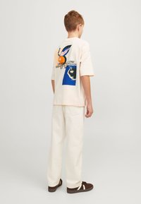 Jack & Jones Junior JORTAMPA BACK TEE CREW NECK JNR - T-shirt con stampa - beige