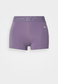 Violetti urheilushortsit, joissa on teksturoitu vyötärö, jossa lukee "NIKE PRO" vaaleanharmaalla. Valmistettu sileästä, venyvästä materiaalista ja mid-thigh-mitoitus.