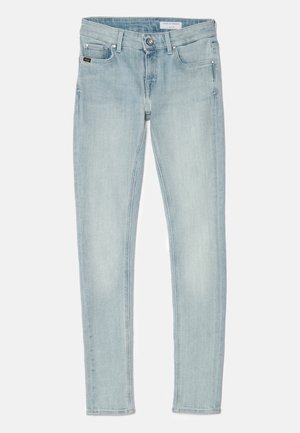 Jeans ajustados de color azul claro, confeccionados en denim, con cierre de botón, cinco bolsillos y un desgaste sutil en los muslos y las rodillas.