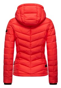 Veste matelassée rouge avec capuche, présentant un motif matelassé en chevron, des poignets élastiques et un patch logo sur le côté. Design lisse, isolé et ajusté.