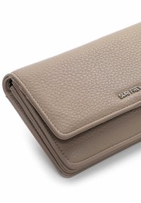 Portafoglio in pelle beige con superficie texturizzata, forma rettangolare e chiusura liscia. Presenta un logo metallico sul davanti.