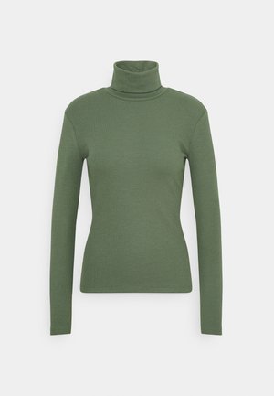 Zielony, żeberkowany sweter typu golf z długim rękawem, o dopasowanym kroju, wykonany z miękkiego materiału. Minimalistyczny design bez widocznych logo czy wzorów.