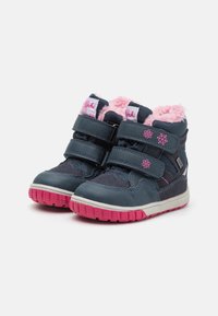 Velcro-Stiefel aus dunkelblauem Synthetikmaterial mit pinken Akzenten. Innen mit weichem Futter und pinken Gummisohlen mit strukturiertem Grip.