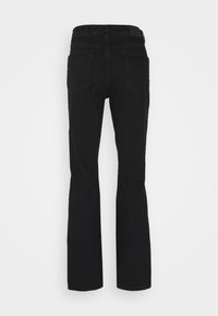 Jean flare en denim noir avec une taille mi-haute, comprenant deux poches arrière et une texture propre et lisse.