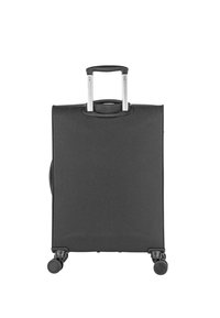 Maleta negra con ruedas y diseño plano, mango retráctil de aluminio y ruedas dobles para facilitar la movilidad. Fabricada con tela resistente.