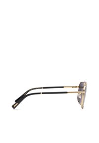 Vue latérale de lunettes de soleil rectangulaires avec monture dorée, branches noires et verres polarisés foncés sur fond blanc.
