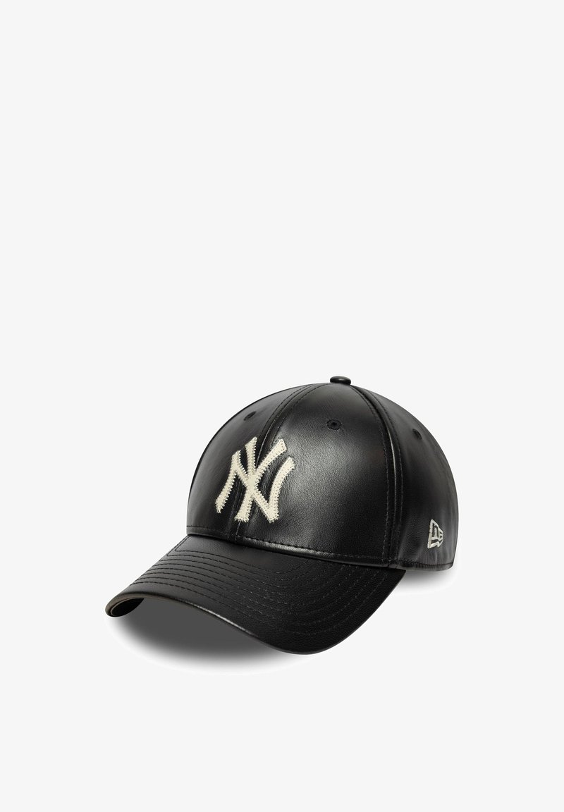 Casquette de baseball en cuir noir avec logo des New York Yankees blanc à l'avant et logo New Era blanc sur le côté, visière incurvée.