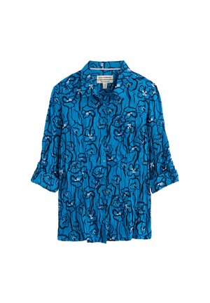 Camicia blu arricciata con bottoni, maniche arrotolate e stampa floreale scura con dettagli in bianco e nero.