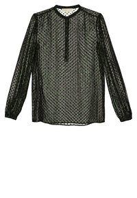 Blouse noire transparente à manches longues, avec un col rond, une patte de boutonnage sur le devant, et un motif à pois partout. Tissu texturé et léger.