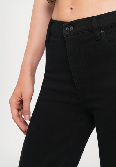 Jeans in denim neri con una vestibilità slim, caratterizzati da una chiusura frontale con bottone e tasche laterali. Texture liscia e dettagli di cucitura discreti.