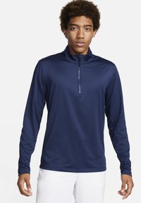 Camisa de performance de manga longa azul marinho com fecho de quarto, textura suave e um padrão subtil, feita de um tecido leve e respirável.
