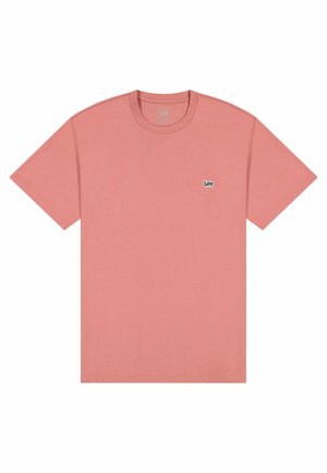 Vaaleanpunainen puuvillainen T-paita, jossa on lyhyet hihat, pyöreä kaula-aukko ja pieni musta "Lee"-logo vasemmassa rinnassa. Sileä pinta, klassinen istuvuus.