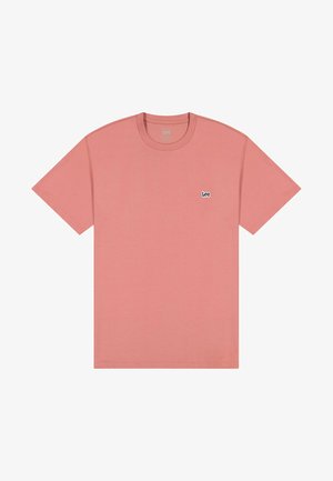 Maglietta di cotone rosa con maniche corte, scollo rotondo e piccolo logo nero "Lee" sul petto a sinistra. Tessuto liscio, vestibilità classica.