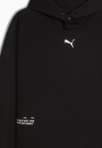 Sort hættetrøje med kængurulomme og et hvidt Puma-logo på brystet. Har tekstdetaljer i hvid på den nederste side. Blød stoftekstur.