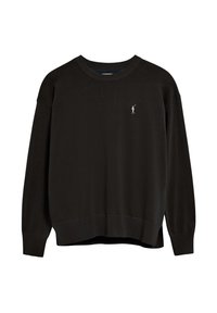 Svart stickad tröja med rund hals, sänkta axlar, ribbade manschetter och nederkant, med en liten broderad logotyp på bröstet.