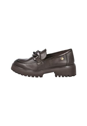 Mocasín de cuero marrón oscuro con suela gruesa y detalle de cadena en la parte superior, tacón bajo y pequeño emblema dorado en el lado exterior.
