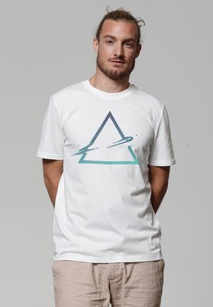 Witte katoenen T-shirt met een geometrisch teal en donkergrijs driehoekig grafisch ontwerp op de voorkant. Korte mouwen, ronde hals.