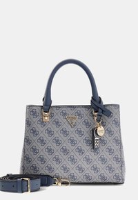 Sac à main à motifs bleu et gris avec ferrures dorées, doubles poignées supérieures et bandoulière amovible. Comprend un porte-clés logo et une finition texturée.