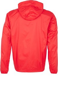 Chaqueta impermeable roja con capucha, mangas largas, puños elásticos y una textura lisa y brillante. No presenta hardware visible ni patrones.