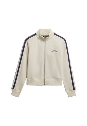 Creme farvet lynlåstrøje med høj krave, marineblå striber langs ærmerne, ribbede manchetter og kant, samt "Superdry" logo i bue på brystet.