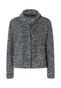Gestrickte graue Jacke mit strukturiertem Finish. Verfügt über einen hohen Kragen und eine Knopfleiste, die eine Mischung aus dunklen und hellen Fasern zeigt.