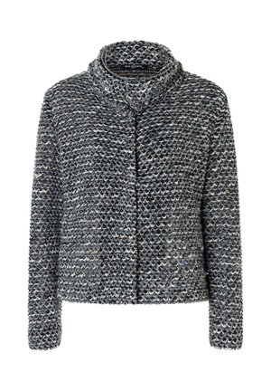 Gestrickte graue Jacke mit strukturiertem Finish. Verfügt über einen hohen Kragen und eine Knopfleiste, die eine Mischung aus dunklen und hellen Fasern zeigt.