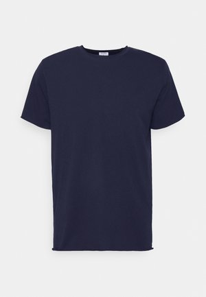 T-shirt de manga curta azul marinho feito de tecido suave. Apresenta um decote redondo e um corte reto, sem padrões ou detalhes.