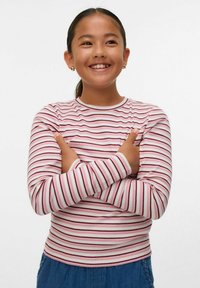 Maglietta a maniche lunghe con scollo rotondo, a righe sottili rosse e bianche, caratterizzata da una texture a costine e una silhouette aderente.