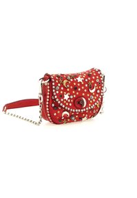 Borsa in pelle rossa con tracolla a catena d'argento, decorata con vari borchie, stelle, lune e strass sulla superficie. Forma curva.