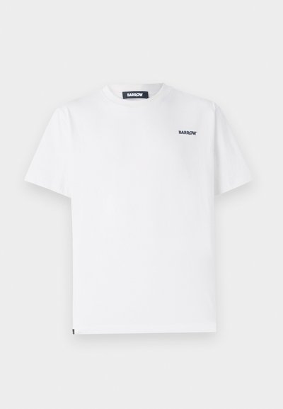 T-shirt en coton blanc avec un col rond. Présente un petit logo "BARROW" bleu marine sur la poitrine. Manches courtes et coupe standard.
