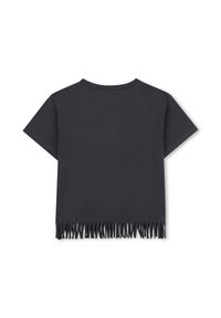 Melna T-krekls ar īsām piedurknēm, apaļu kakla izgriezumu un frizētām maliņām, izgatavots no mīksta auduma, ar vienkāršu dizainu, bez papildu rakstiem.